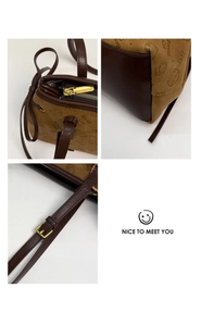 Détails du sac cabas marron montrant la fermeture éclair dorée et la doublure rayée