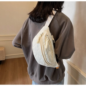Détail du sac bandoulière matelassé blanc cassé avec motif en losange et sangle réglable