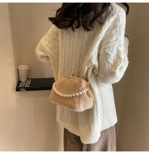 Sac bandoulière en peluche avec bandoulière perle et chaîne dorée en cadre décontracté