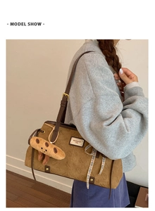 Gros plan détaillé du sac à bandoulière marron vintage avec gaufrage et peluche