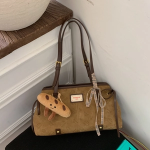 Détail du sac cabas en daim kaki avec imprimés Bread Cat et breloque baguette en peluche