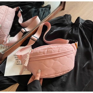 Détail du sac matelassé rose en cœur avec cordon de fermeture et boucle noire