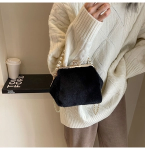 Détail du sac en fausse fourrure noire avec poignée en perles et fermoir en métal doré