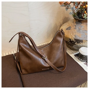 Detail der weichen braunen Hobo-Tasche aus Kunstleder mit verstellbarem Gurtband