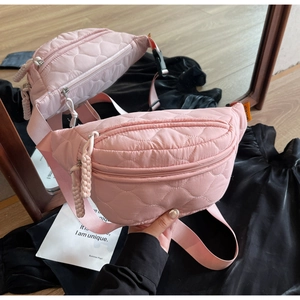 Detailansicht der rosa gesteppten Bauchtasche mit Herzmuster und verstellbarem Gurt
