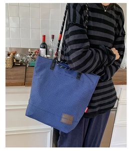 Borsa tote blu in tela a rete con manico in corda intrecciata e dettaglio logo