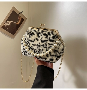 Détail du sac de soirée en peluche léopard avec poignée en perles et chaîne dorée