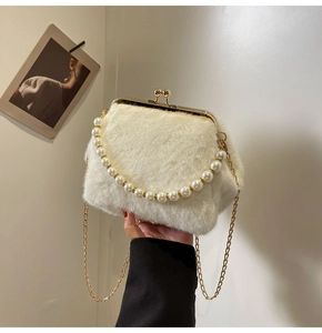 Détail du sac coquillage en peluche avec poignée en perles et chaîne en métal doré