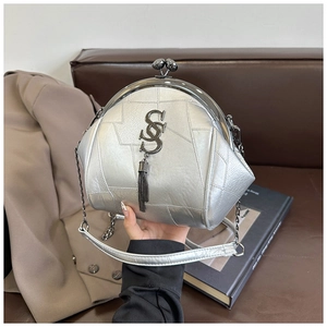 Detailansicht einer silbernen Retro-Arzttasche mit S-Logo aus Metall und Quaste