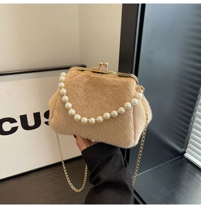 Gros plan sur la texture douce en fausse fourrure de lapin et le fermoir de ce sac chic