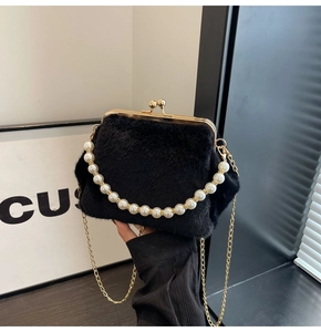 Détail du sac coquillage en peluche avec fermoir doré et anse élégante en perles