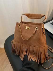 Sac seau vintage en daim marron avec franges et bandoulière en chaîne dorée