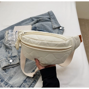 Détail du sac banane matelassé blanc cassé montrant les surpiqûres et l'étiquette