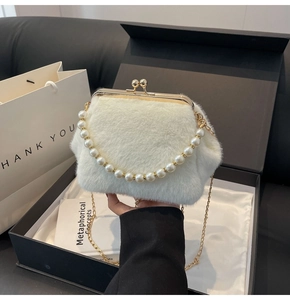 Sac en fausse fourrure blanche en boîte cadeau avec anse en perles et chaîne dorée