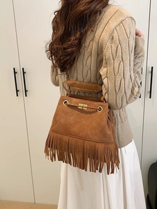 Sac seau vintage marron en daim à franges avec matelassage et bandoulière chaîne