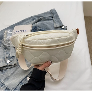 Vue détaillée du sac banane matelassé crème avec coutures en losange et fermeture tissée