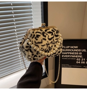 Détail du sac en peluche léopard avec fermoir doré et anse en perles élégante