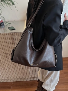 Braune Vintage-Einkaufstasche aus Kunstleder mit Metallschild an der Schulter