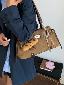 Sac fourre-tout rétro marron avec motif Bread Cat et charm baguette porté à l'épaule