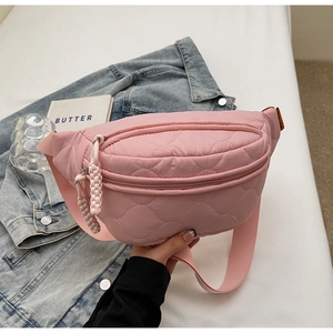 Détail d'un sac banane rose matelassé avec tirette en corde tressée et bandoulière réglable