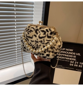Détail du sac en peluche léopard avec poignée en perles et fine chaîne dorée chic