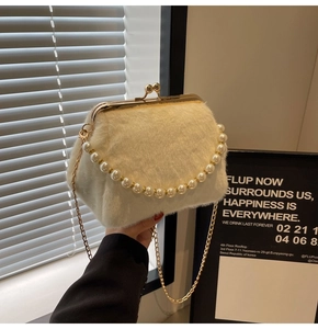 Détail du sac coquillage en fausse fourrure avec poignée en perles et fermoir doré