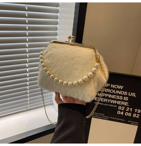 Détail du sac coquillage en fausse fourrure blanche avec anse en perles et chaîne