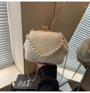 Détail du sac coquillage en peluche blanche avec anse perle et bandoulière chaîne dorée