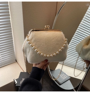 Détail du sac en peluche crème avec poignée en perles et bandoulière en chaîne dorée