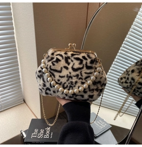 Détail du sac coquillage en peluche léopard avec poignée en perles et chaîne dorée