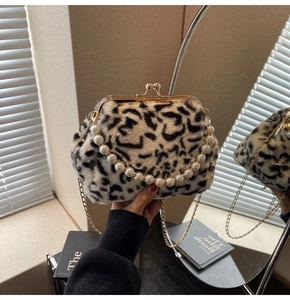Gros plan d'un sac de soirée en peluche léopard avec poignée en perles et chaîne dorée