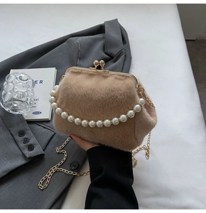 Détails du sac en peluche avec poignée en perles, chaîne dorée et fermoir métallique