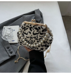 Détail du sac en peluche léopard avec poignée en perles et fermoir doré chic