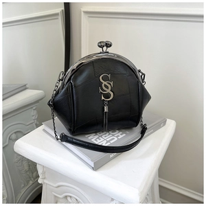 Detailansicht der schwarzen gesteppten Leder-Umhängetasche mit Vintage-Metallkugelverschluss