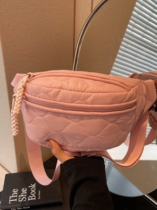 Sac banane matelassé rose en toile avec sangle réglable et cordon de fermeture
