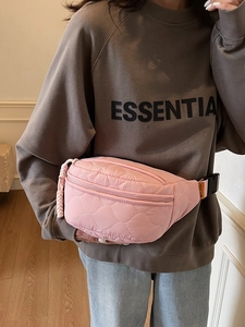 Sac banane en toile rose clair matelassé avec coutures ondulées et sangle ajustable