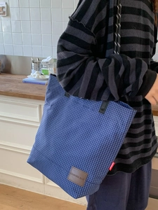 Borsa tote in tela a quadretti blu con toppa in pelle e manici intrecciati stile casual
