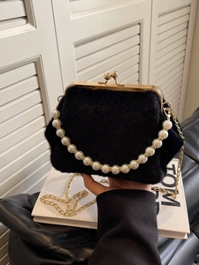 Sac de soirée en fausse fourrure noire avec poignée en perles et chaîne dorée