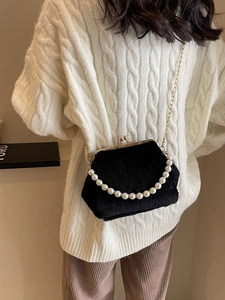 Sac bandoulière en peluche forme coquillage avec poignée perle et chaîne dorée noir