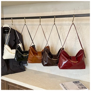 Lot de cinq sacs en cuir brillant en blanc, noir, marron, café et bordeaux élégant