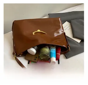Intérieur spacieux du cabas en cuir vintage marron contenant tablette et cosmétiques