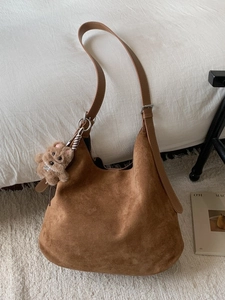 Retro PU Suede Style Hobo Bag For Women Large Capacity Shoulder Crossbody Tote Bag With Bear Pendant Minimalist Commuter Bag