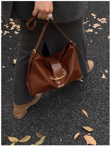 Détail du sac cabas vintage marron foncé avec boucle lune dorée et bandoulière réglable