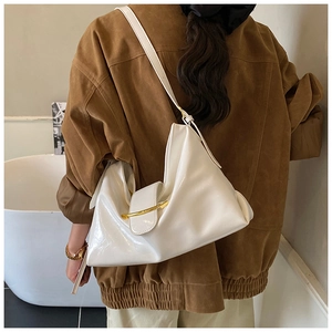 Gros plan sur le sac hobo en cuir brillant blanc avec boucle métallique dorée distinctive