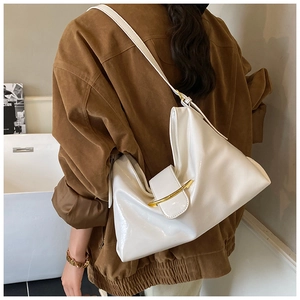 Détail du sac à bandoulière blanc brillant avec sa boucle métallique dorée