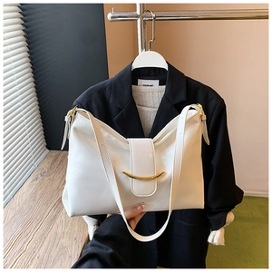 Détail du sac cabas blanc brillant avec sa boucle métallique dorée en croissant