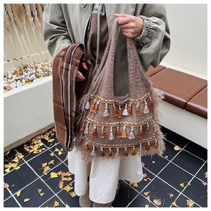 Détails de ce sac cabas en maille bohème avec franges multicouches et bordures dorées tressées