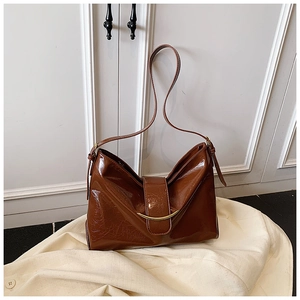 Détail du sac cabas vintage marron foncé avec boucle dorée en forme de lune
