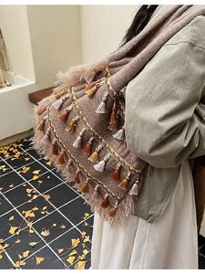 Sac à bandoulière en tricot ethnique marron avec pompons colorés et motifs ondulés