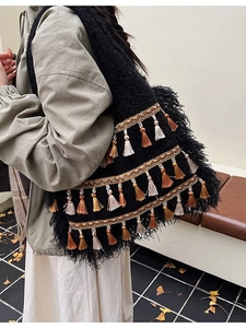 Grand sac cabas en tricot ethnique avec pompons bohèmes et broderies dorées au porté